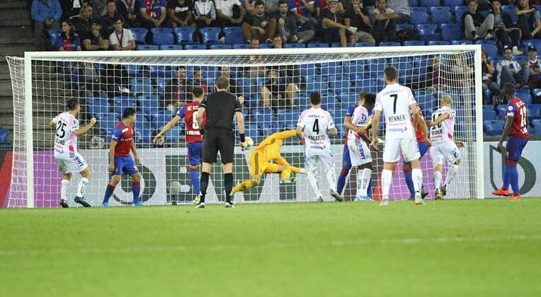 07.08.2019 Basel. Fussball Herren Saison 2019 2020 Champions League Qualifikation FC Basel - Linzer ASK-.Im Bild : 18 Gernot Trauner LASK) schiesst das 0:1 Torhueter Jonas Omlin (FC Basel) ist Geschlagen Aktion