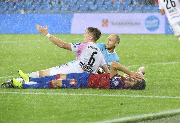 07.08.2019 Basel. Fussball Herren Saison 2019 2020 Champions League Qualifikation FC Basel - Linzer ASK-.Im Bild : Ricky van Wolfswinkel (FC Basel) am Boden Nr. 6 Philipp Wiesinger LASK Aktion