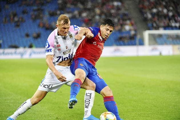 07.08.2019 Basel. Fussball Herren Saison 2019 2020 Champions League Qualifikation FC Basel - Linzer ASK-.Im Bild : Thoas Goiginger LASK (I.) gegen Blas Riveros (FC Basel) Aktion Zweikampf