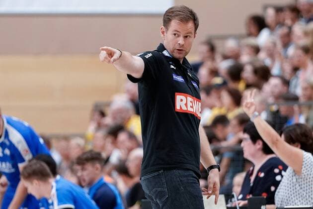 Kristjan Andresson (Trainer, Cheftrainer, RNL), gibt Anweisungen, gestikuliert, mit den Armen gestikulieren, gives instructions, gesticulate, Einzelbild, Aktion, Action, 07.08.2019, Östringen (Deutschland), Handball, Testspiel, Rhein-Neckar Löwen - SG Nußloch