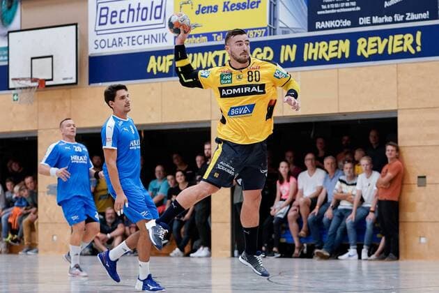 v.li.: Christian Zeitz (SG 1887 Nussloch, 20), Pascal Kirchenbauer (SG 1887 Nussloch, 8), Jannik Kohlbacher (RNL, 80), beim Sprungwurf, Wurf, Torwurf, Action, Aktion, Spielszene, 07.08.2019, Östringen (Deutschland), Handball, Testspiel, Rhein-Neckar Löwen - SG Nußloch