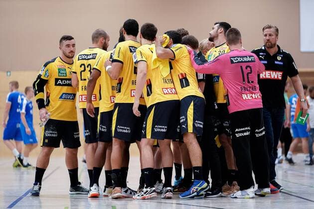 Spieler der Rhein-Neckar-Löwen schwören sich mit einem Mannschaftskreis bei einer Auszeit ein, Time-out, Ansprache, Motivation, Kreis, Teamkreis, Konzentration, Kameradschaft, Ansprache, Motivation, Aktion, Action, Spielszene, 07.08.2019, Östringen (Deutschland), Handball, Testspiel, Rhein-Neckar Löwen - SG Nußloch