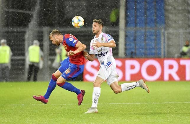 07.08.2019 Basel. Fussball Herren Saison 2019 2020 Champions League Qualifikation FC Basel - Linzer ASK-.Im Bild : Silvan Widmer (FC Basel) gegen Rene Renner (LASK) Aktion Zweikampf