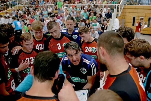 07.08.2019 Handball Bundesliga Testspiel Alfeld Hannover Burgdorf Recken - Russland Nationalmannschaft Hannovers Trainer Antonio Carlos Ortega gibt Anweisungen