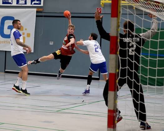 GSD zje 07.08.2019 Hannover Recken - Russland Nationalmannschaft Hannovers Martin Hanne (am Ball) gegen Russlands Dmitrii Kornev und Torwart Denis Zabolotin