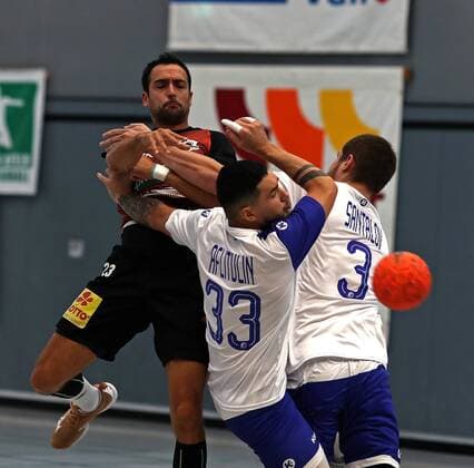 GSD zje 07.08.2019 Hannover Recken - Russland Nationalmannschaft Hannovers Christian Uglade (am Ball) gegen Russlands Dmitrii Santalov (rechts) und Inal Aflitulin