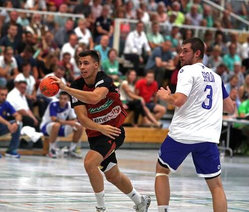 GSD zje 07.08.2019 Hannover Recken - Russland Nationalmannschaft Hannovers Ivan Martinovic (am Ball) gegen Russlands Dmitrii Santalov