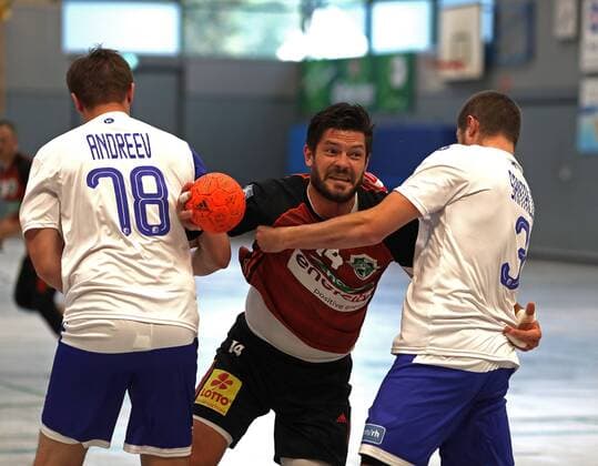 GSD zje 07.08.2019 Hannover Recken - Russland Nationalmannschaft Hannovers Evgeni Pevnov (am Ball) gegen Russlands Dmitrii Santalov (rechts) und Pavel Andreev
