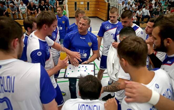 07.08.2019 Handball Testspiel Alfeld Hannover Burgdorf Recken - Russland Nationalmannschaft Russlands Nationaltrainer Eduard Alexandrowitsch Kokscharow gibt Anweisungen *** 07 08 2019 Handball test match Alfeld Hannover Burgdorf Recken Russia Russia national team Russian national coach Eduard Alexandrovich Koksharov gives instructions