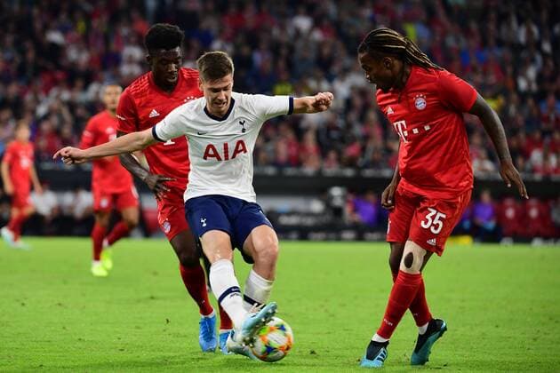 Fußball Audi Cup 2019 Tottenham Hotspur - Bayern München am 31.07.2019 in der Allianz Arena in München Juan Foyth ( Tottenham ),vorne - Alphonso Davies ( München ), hinten - Renato Sanches ( München ), rechts