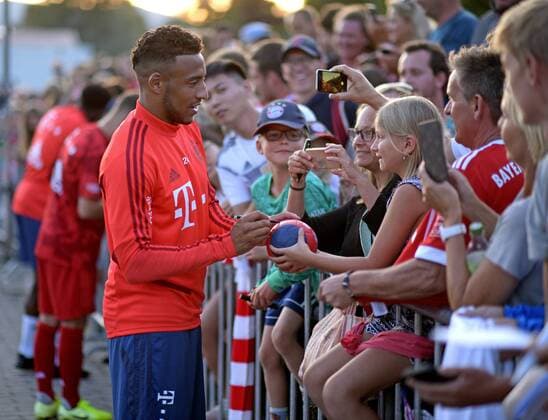 08.08.2019, Fussball 2019 2020, 1.Bundesliga, Testspiel im Trainingslager, FC Rottach Egern - FC Bayern München, Stadion Rottach Egern am Tegernsee, Corentin Tolisso (FC Bayern München) bei den Fans.