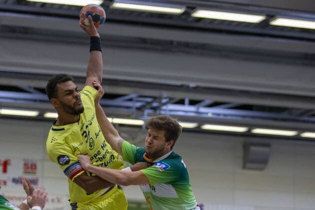 Sport Bilder des Tages HSG Wetzlar vs St Raphael Var, Internationaler Heide-Cup 2019, Schneverdingen; 09.08.19 Adrien Dipanda (St Raphael Var, 32) gegen Olle Forsell Schefvert (HSG Wetzlar, 25) Copyright: xBEAUTIFULxSPORTS MarioxM.xKobergx