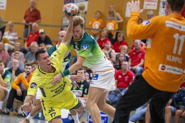 HSG Wetzlar vs St Raphael Var, Internationaler Heide-Cup 2019, Schneverdingen; 09.08.19 Aleksa Kolakovic (St Raphael Var, 17) gegen Kristian Bjoernsen (HSG Wetzlar, 07) und Till Klimpke (HSG Wetzlar, 11) Copyright: xBEAUTIFULxSPORTS MarioxM.xKobergx