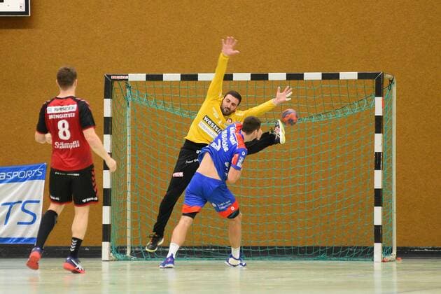 Edin Tatar (BSV Bern-Muri 1) im Tor gegen Jannik Haussmann (HBW Balingen-Weilstetten 7) Handball , Maenner , Vorbeitung , Testspiel, Moessingen , 09.08.2019, Foto:TBaur Eibner HBW Balingen-Weilstetten (GER) vs. BSV Bern-Muri (SUI) Reutlingen Copyright: xEIBNER JoxxBaurx EP_JOBA
