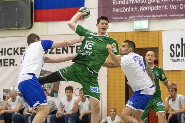 Handball, Testspiel, Füchse Berlin - Russland Nationalmannschaft Fuechse Berlin vs Russische Nationalmannschaft, 11. Internationaler Heide-Cup 2019, Schneverdingen; 09.08.19 Simon Ernst (Fuechse Berlin, 02) gegen Dimitrii Santalov (Russische Nationalmannschaft, 03) und Dmitrii Kiselev (Russische Nationalmannschaft, 05) Copyright: xBEAUTIFULxSPORTS MarioxM.xKobergx