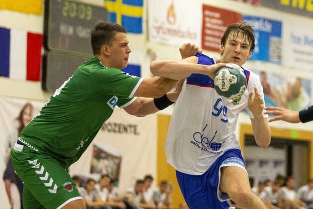 Handball, Testspiel, Füchse Berlin - Russland Nationalmannschaft Fuechse Berlin vs Russische Nationalmannschaft, 11. Internationaler Heide-Cup 2019, Schneverdingen; 09.08.19 Sergey Kosorotov (Russische Nationalmannschaft, 99) gegen Frederik Simak (Fuechse Berlin, 24) Copyright: xBEAUTIFULxSPORTS MarioxM.xKobergx