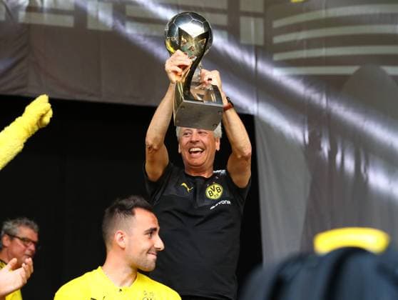 Sonntag 04.08.2019, Saison 2019 20, Saisoneröffnung auf der Fanmeile Strobelallee des BVB 09 Borussia Dortmund, Lucien Favre (BVB, Trainer) präsentiert den Fans den Supercup, vorne Paco Alcacer, Francisco Alcacer Garcia (BVB) *** Sunday 04 08 2019, season 2019 20, season opening on the fan mile Strobelallee of BVB 09 Borussia Dortmund, Lucien Favre BVB, coach presents the Supercup to the fans, in front Paco Alcacer, Francisco Alcacer Garcia BVB