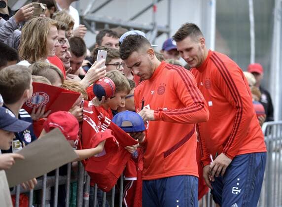 10.08.2019, Fussball 2019 2020, 1.Bundesliga, Trainingslager FC Bayern München, Stadion Rottach Egern am Tegernsee, Lucas Hernandez (li, FC Bayern München) gibt Autogramme, re: Niklas Süle (FC Bayern München).