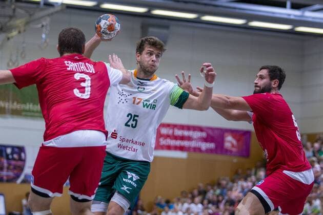 HSG Wetzlar vs Nationalmannschaft Russland, 11. Internationaler Heide-Cup 2019, Schneverdingen; 10.08.19 Olle Forsell Schefvert (HSG Wetzlar, 25) gegen Alexander Ermakov (Russische Nationalmannschaft, 55) und Dimitrii Santalov (Russische Nationalmannschaft, 03) Copyright: xBEAUTIFULxSPORTS MarioxM.xKobergx