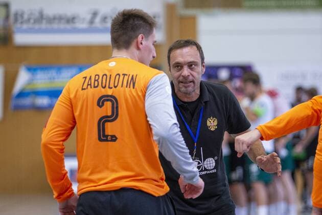 HSG Wetzlar vs Nationalmannschaft Russland, 11. Internationaler Heide-Cup 2019, Schneverdingen; 10.08.19 Denis Zabolotin (Russische Nationalmannschaft, 02) im Timeout Gespraech Copyright: xBEAUTIFULxSPORTS MarioxM.xKobergx