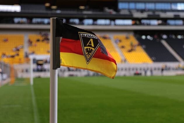 Fußball, Stadiongeschichte Alemannia Aachen Aachen, Deutschland, 10.08.2019, DFB Pokal, Runde 1, Alemannia Aachen - Bayer 04 Leverkusen, Eckfahne im Aachener Tivoli mit Logo von Alemannia Aachen ( Aachen Tivoli North Rhine-Westphalia Germany eu-images-09-542-004971