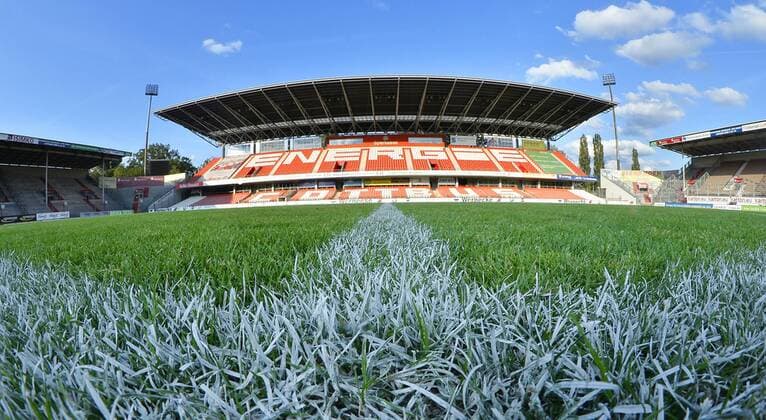 Fußball-Regionalliga Nordost 2019 2020, 3. Spieltag, FC Energie Cottbus - FC Rot-Weiß Erfurt (04.08.2019) Blick auf die Haupttribüne im Stadion an der Freundschaft auf Höhe der Grasnabe mit Seitenlinie in Weitwinkel-Optik mit dem Schriftzug Energie Cottbus nach dem nach dem Spiel Cottbus gegen Erfurt (04.08.2019) Cottbus Brandenburg Deutschland Stadion der Freundschaft