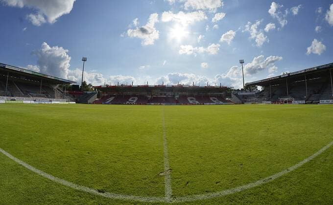 Fußball-Regionalliga Nordost 2019 2020, 3. Spieltag, FC Energie Cottbus - FC Rot-Weiß Erfurt (04.08.2019) Blick auf die Haupttribüne im Stadion an der Freundschaft auf Höhe der Grasnabe mit Seitenlinie in Weitwinkel-Optik mit dem Schriftzug 1966 nach dem nach dem Spiel Cottbus gegen Erfurt (04.08.2019) Cottbus Brandenburg Deutschland Stadion der Freundschaft
