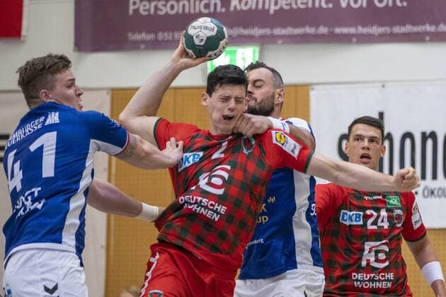 Fuechse Berlin vs Hamburger Verein Hamburg, 11. Internationaler Heide-Cup 2019, Schneverdingen; 10.08.19 Simon Ernst (Fuechse Berlin, 02) gegen Dominil Vogt (HSV Hamburg, 41) und Jens Schoengarth (HSV Hamburg, 33) Copyright: xBEAUTIFULxSPORTS MarioxM.xKobergx