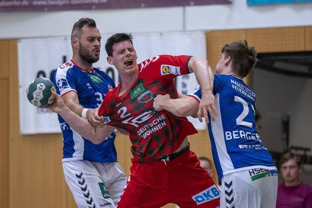 Sport Bilder des Tages Fuechse Berlin vs Hamburger Verein Hamburg, 11. Internationaler Heide-Cup 2019, Schneverdingen; 10.08.19 Simon Ernst (Fuechse Berlin, 02) gegen Jens Schoengarth (HSV Hamburg, 33) und Thies Bergemann (HSV Hamburg, 27) Copyright: xBEAUTIFULxSPORTS MarioxM.xKobergx