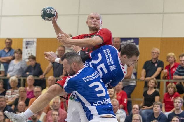 Fuechse Berlin vs Hamburger Verein Hamburg, 11. Internationaler Heide-Cup 2019, Schneverdingen; 10.08.19 Paul Drux (Fuechse Berlin, 95) gegen Finn Wullenweber (HSV Hamburg, 25) und Jens Schoengarth (HSV Hamburg, 33) Copyright: xBEAUTIFULxSPORTS MarioxM.xKobergx
