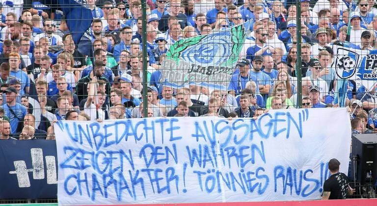 Bilder des Jahres 2019, Sport 08 August Sport Themen der Woche KW32 Sport Bilder des Tages Schalke-Fans mit Banner gegen Tnnies beim Spiel zwischen SV Drochtersen Assel und Schalke 04 , 10.08.2019 DFL REGULATIONS PROHIBIT ANY USE OF PHOTOGRAPHS AS IMAGE SEQUENCES AND OR QUASI-VIDEO Foto: Sudheimer Eibner-Pressefoto Drochtersen *** Schalke fans with banner against Tnnies at the match between SV Drochtersen Assel and Schalke 04 , 10 08 2019 DFL REGULATIONS PROHIBIT ANY USE OF PHOTOGRAPHS AS IMAGE SEQUENCES AND OR QUASI VIDEO Photo Sudheimer Eibner Press photo Drochtersen  EP_EER  