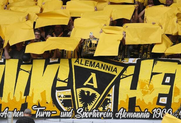 Fußball, Stadiongeschichte Alemannia Aachen Aachen, Deutschland, DFB-Pokal, Alemannia Aachen - Bayer Leverkusen 1-4 am 10.08.2019 im Tivoli Stadion in Aachen Ein Ultra-Fan filmt oder fotografiert mit seinem Smartphone während der Choreografie des Fanblocks Gemäß den Vorgaben der DFL Deutsche Fußball Liga ist es untersagt, in dem Stadion und oder vom Spiel angefertigte Fotoaufnahmen in Form von Sequenzbildern und oder videoähnlichen Fotostrecken zu verwerten bzw. verwerten zu lassen.