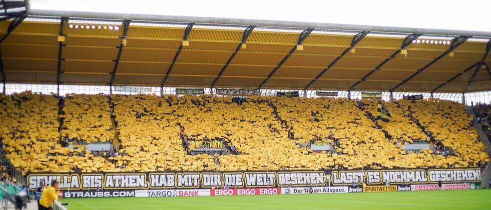 Fußball, Stadiongeschichte Alemannia Aachen Choreografie der Aachener Fans auf der gefüllten Tribühne, Fussball - DfB-Pokal 1.Runde - Saison 2019 2020 - Alemannia Aachen vs. Bayer 04 Leverkusen, Aachen, Tivoli, 10.08.2019, DFB regulations prohibit any use of photographs as image sequences and or quasi-video Aachen Tivoli Nordrhein-Westfalen Deutschland