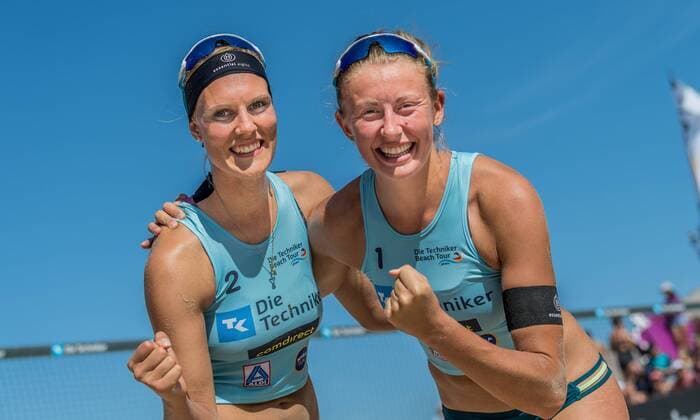 Bilder des Jahres 2019, Sport 08 August Sport Themen der Woche KW32 Sport Bilder des Tages Die Techniker Beach Tour 2019 - Zinnowitz; 11.08.2019 Sarah Schneider (Hamburger SV), Leonie Koertzinger (Hamburger SV); Die Techniker Beach Tour 2019 - Zinnowitz am 11.08.2019, Zinnowitz. *** The Technicians Beach Tour 2019 Zinnowitz 11 08 2019 Sarah Schneider Hamburger SV , Leonie Koertzinger Hamburger SV The Technicians Beach Tour 2019 Zinnowitz 11 08 2019, Zinnowitz Copyright: xBEAUTIFULxSPORTS PeterxWeberx