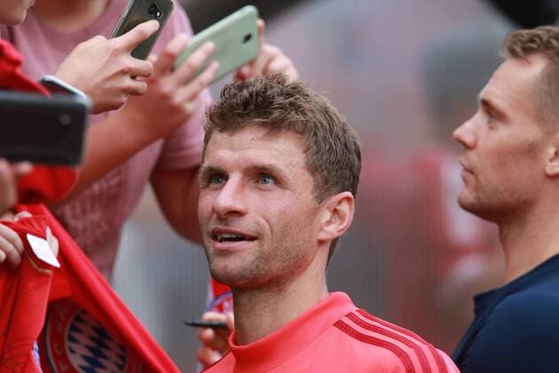Thomas Müller gibt Autogramme Fussball FC Bayern München Training in Rottach-Egern 06.08.2019