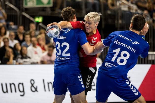 Helden des Handballs 2019; VfL Gummersbach - Aalborg Handbold Robin Haller ( 32, VfL Gummersbach), Janus Smarason ( 3, Aalborg Handbold); Helden des Handballs 2019; VfL Gummersbach - Aalborg Handbold; Koeln, Lanxessarena Copyright: xBEAUTIFULxSPORTS Wunderlx