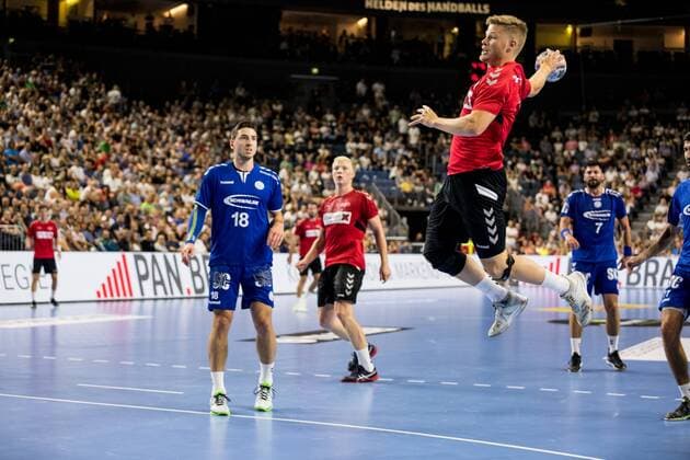 Helden des Handballs 2019; VfL Gummersbach - Aalborg Handbold Alexander Hermann ( 18, VfL Gummersbach), Sebastian Barthold ( 6, Aalborg Handbold); Helden des Handballs 2019; VfL Gummersbach - Aalborg Handbold; Koeln, Lanxessarena Copyright: xBEAUTIFULxSPORTS Wunderlx