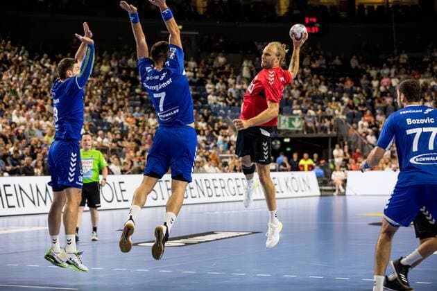 Helden des Handballs 2019; VfL Gummersbach - Aalborg Handbold Florian Baumgaertner ( 7, VfL Gummersbach), Hendrik Moellgaard ( 21, Aalborg Handbold); Helden des Handballs 2019; VfL Gummersbach - Aalborg Handbold; Koeln, Lanxessarena Copyright: xBEAUTIFULxSPORTS Wunderlx