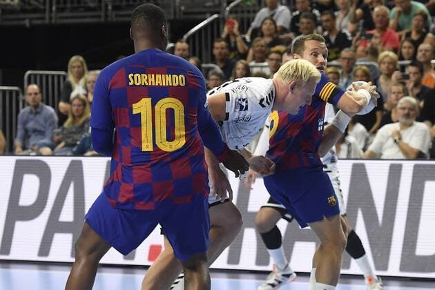 Handball - THW Kiel vs. FC Barcelona, Barca am 11.08.2019 in der Lanxess Arena in Köln Kein Durchkommen für Kiels Patrick Wiencek (Nr.17)