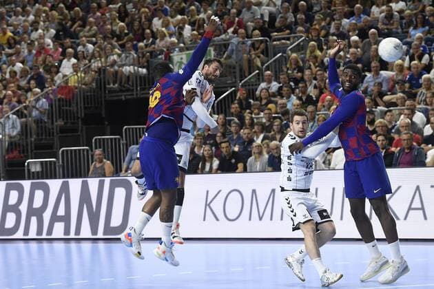 Handball - THW Kiel vs. FC Barcelona, Barca am 11.08.2019 in der Lanxess Arena in Köln Sprungwurf von Kiels Domagoj Duvnjak (Nr.4)