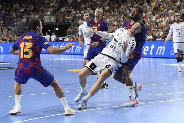 Handball - THW Kiel vs. FC Barcelona, Barca am 11.08.2019 in der Lanxess Arena in Köln Kiels Hendrik Pekeler (Nr.61) setzt sich am Kreis durch