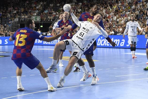 Handball - THW Kiel vs. FC Barcelona, Barca am 11.08.2019 in der Lanxess Arena in Köln Kiels Hendrik Pekeler (Nr.61) setzt sich am Kreis durch