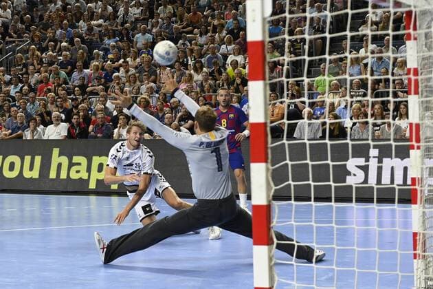 Handball - THW Kiel vs. FC Barcelona, Barca am 11.08.2019 in der Lanxess Arena in Köln Kiels Magnus Landin Jacobson (Nr.7) trifft gegen Barcelonas Torhüter Gonzalo Perez de Vargas (Nr.1)