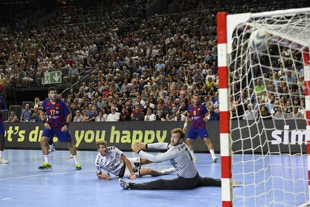 Handball - THW Kiel vs. FC Barcelona, Barca am 11.08.2019 in der Lanxess Arena in Köln Kiels Magnus Landin Jacobson (Nr.7) trifft gegen Barcelonas Torhüter Gonzalo Perez de Vargas (Nr.1)