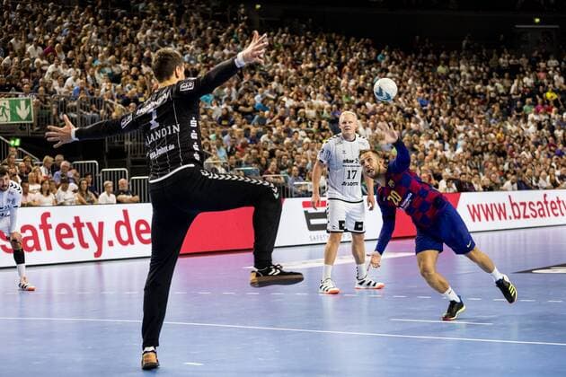 Helden des Handballs 2019; THW Kiel - FC Barcelona, Barca Niklas Ladin Jacobsen ( 1, THW Kiel), Aleix Gomez ( 20, FC Barcelona); Helden des Handballs 2019; THW Kiel - FC Barcelona; Koeln, Lanxessarena Copyright: xBEAUTIFULxSPORTS Wunderlx