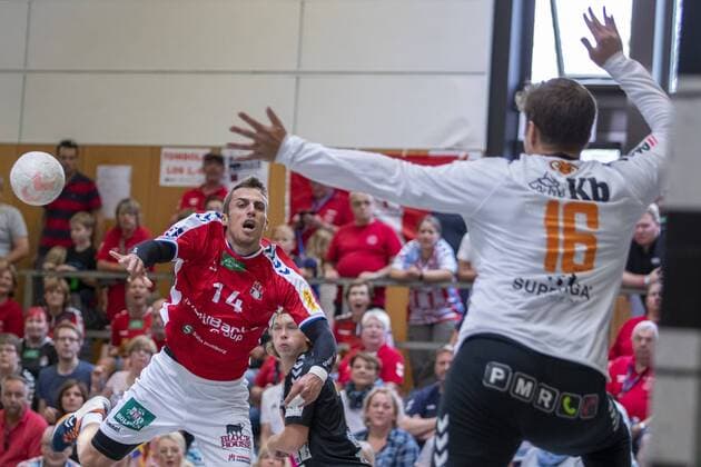 IFK Kristianstad vs Handball Verein Hamburg, 11. Internationaler Heide-Cup 2019, Schneverdingen; 11.08.19 Lukas Ossenkamp (HSV Hamburg, 14) gegen Richard Kappelin (IFK Kristianstad, 16) Copyright: xBEAUTIFULxSPORTS MarioxM.xKobergx