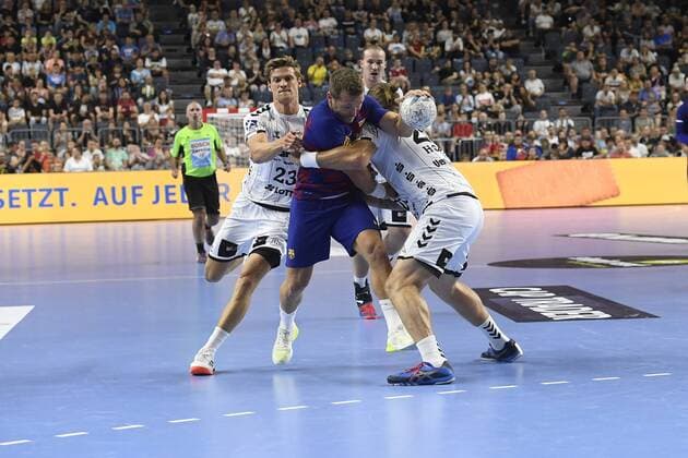 Handball - THW Kiel vs. FC Barcelona, Barca am 11.08.2019 in der Lanxess Arena in Köln Kiels Rune Dahmke (Nr.23) und Kiel Pavel Horak (Nr.28) stoppen Barcelonas Victor Tomas (Nr.8)