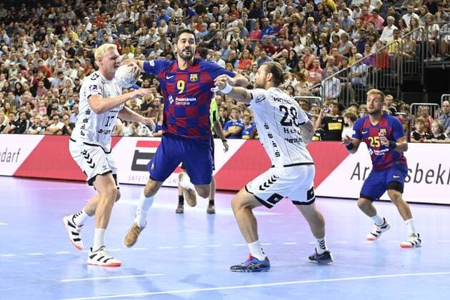 Handball - THW Kiel vs. FC Barcelona, Barca am 11.08.2019 in der Lanxess Arena in Köln Kiel Pavel Horak (Nr.28) und Kiels Patrick Wiencek (Nr.17) gegen Barcelonas Raul Entrerrios (Nr.9)