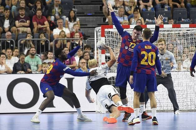 Handball - THW Kiel vs. FC Barcelona, Barca am 11.08.2019 in der Lanxess Arena in Köln Kiels Patrick Wiencek (Nr.17) setzt sich durch