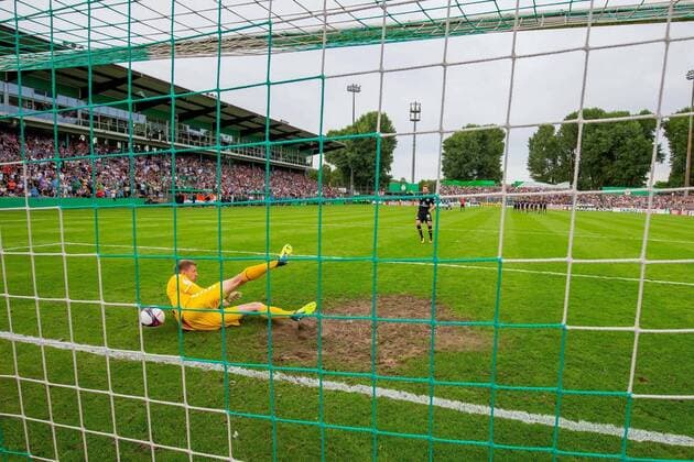 Bilder des Jahres 2019, Sport 08 August Sport Themen der Woche KW32 Sport Bilder des Tages Lukas Raeder (Nr. 32, VfB Luebeck) rutscht ein Elfmeter noch ins Tor. VfB Luebeck vs FC St. Pauli, Fussball, DFB-Pokal, 1. Runde, 11.08.19 Luebeck Schleswig-Holstein Germany *** Lukas Raeder Nr 32, VfB Luebeck slips a penalty into the goal VfB Luebeck vs FC St Pauli, football, DFB cup, 1 round, 11 08 19 Luebeck Schleswig Holstein Germany Copyright: xAgentur54Gradx xChristianxSchaffrathx